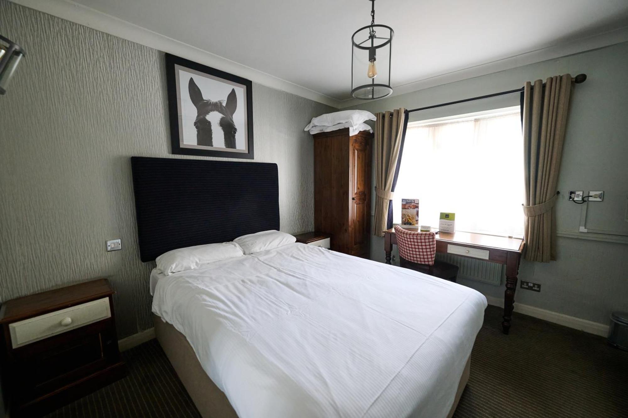 White Hart, Newmarket By Marston'S Inns Extérieur photo