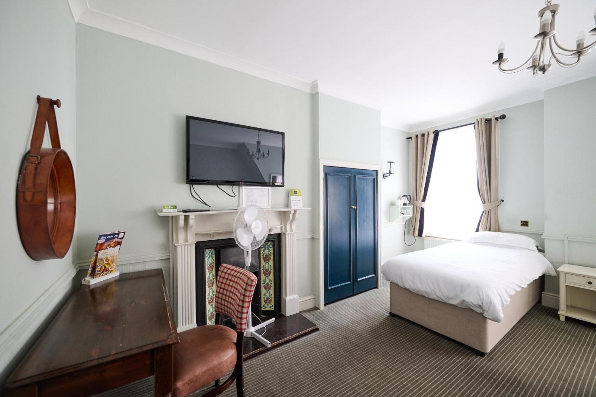 White Hart, Newmarket By Marston'S Inns Extérieur photo